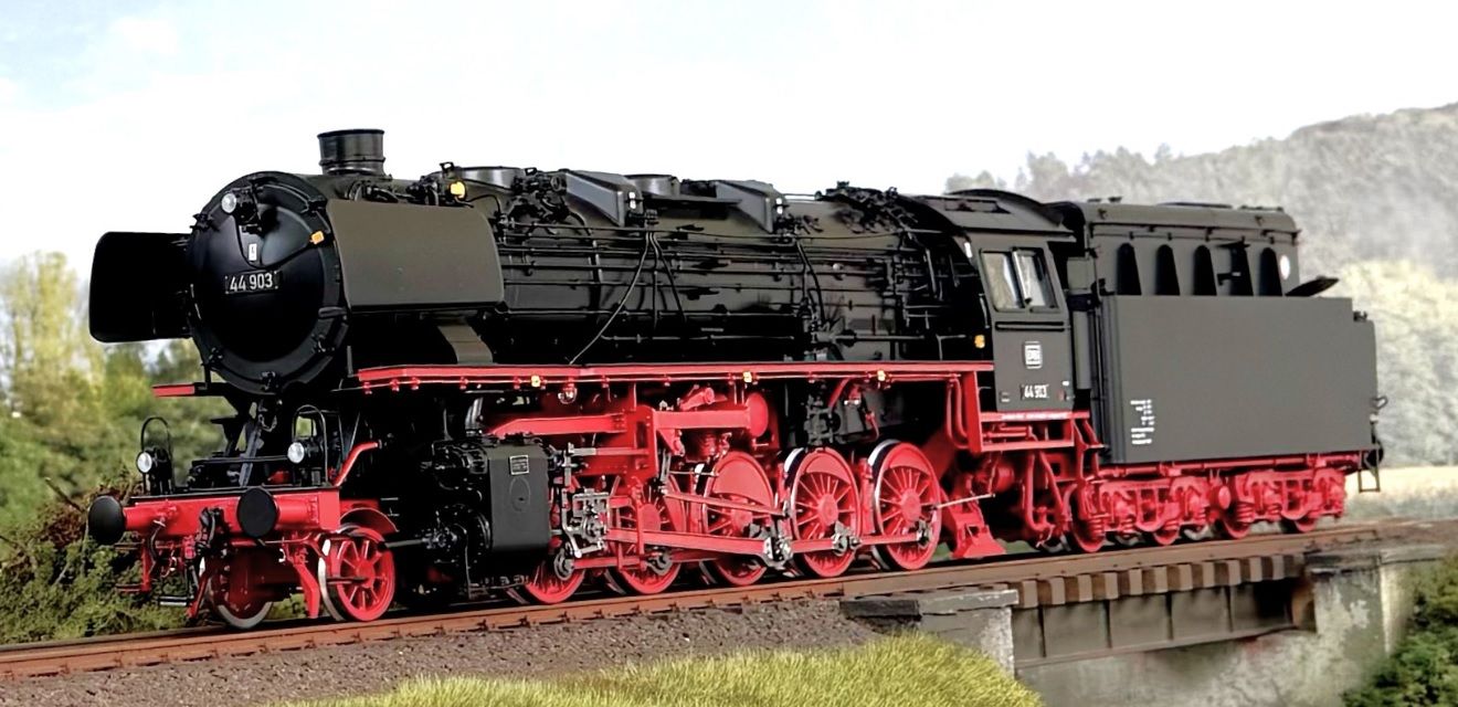 1. Lieferlos, BD/Bw Kassel, DB-Keks, DB Öltender, Wittebleche, Teilschürze, Pumpen zurück versetzt, 3x DB Lampen, Neue RK-Türe ohne ZV, Lokschild mittig, Original Zylinder, Linksseitig kleiner Handgriff, Indusimagnete beidseitig